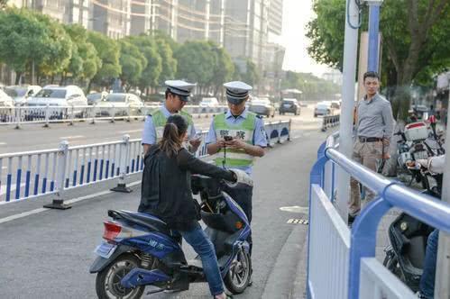 电动车上路有“5不能”新要求别被罚了才知道j9九游会真人第一品牌2025年2月起执行(图6)
